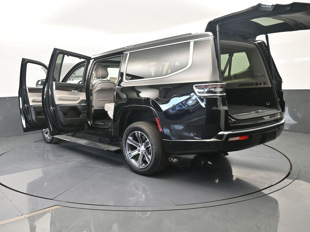 Used 2024 Diamond Black Crystal Pearlcoat Jeep Base image 89