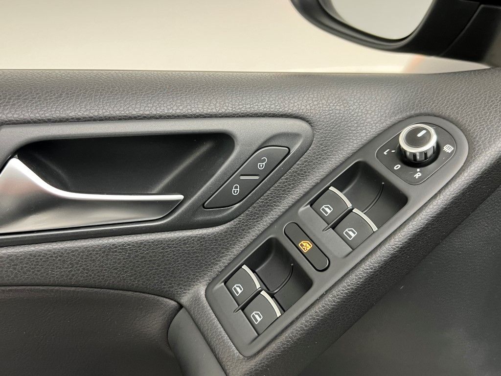 Thumbnail: 2014 Volkswagen Golf - 24