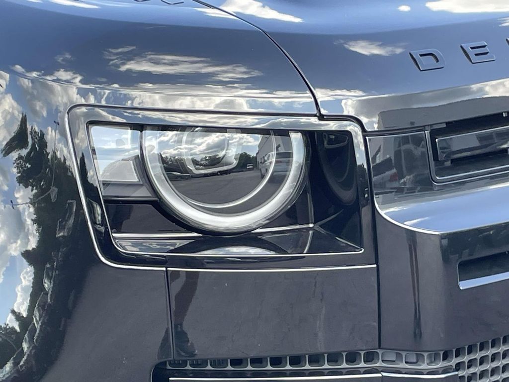New 2026 Black Land Rover X-Dynamic SE image 4