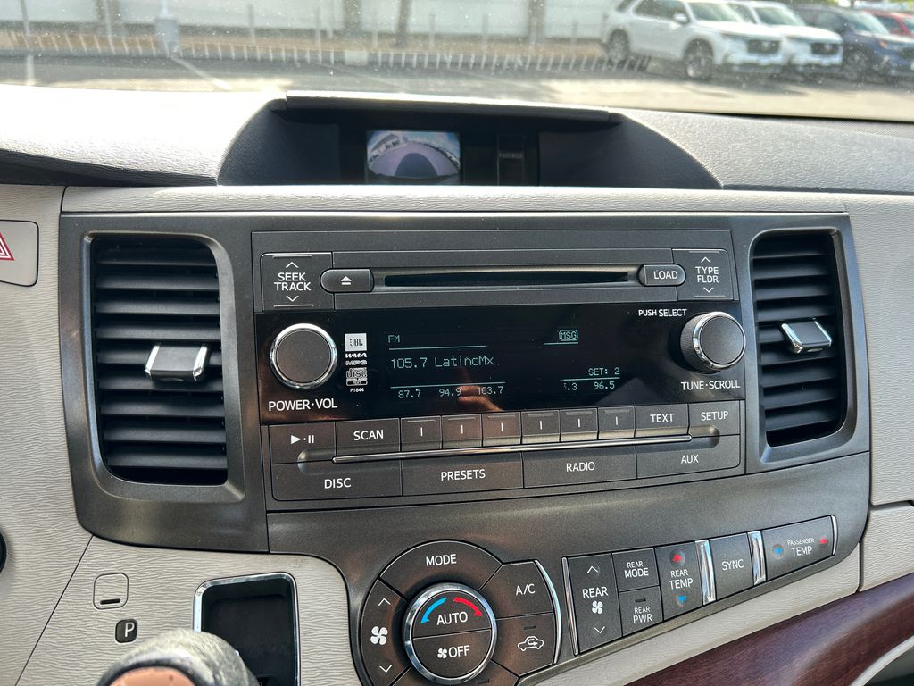 2014 Toyota Sienna XLE 20