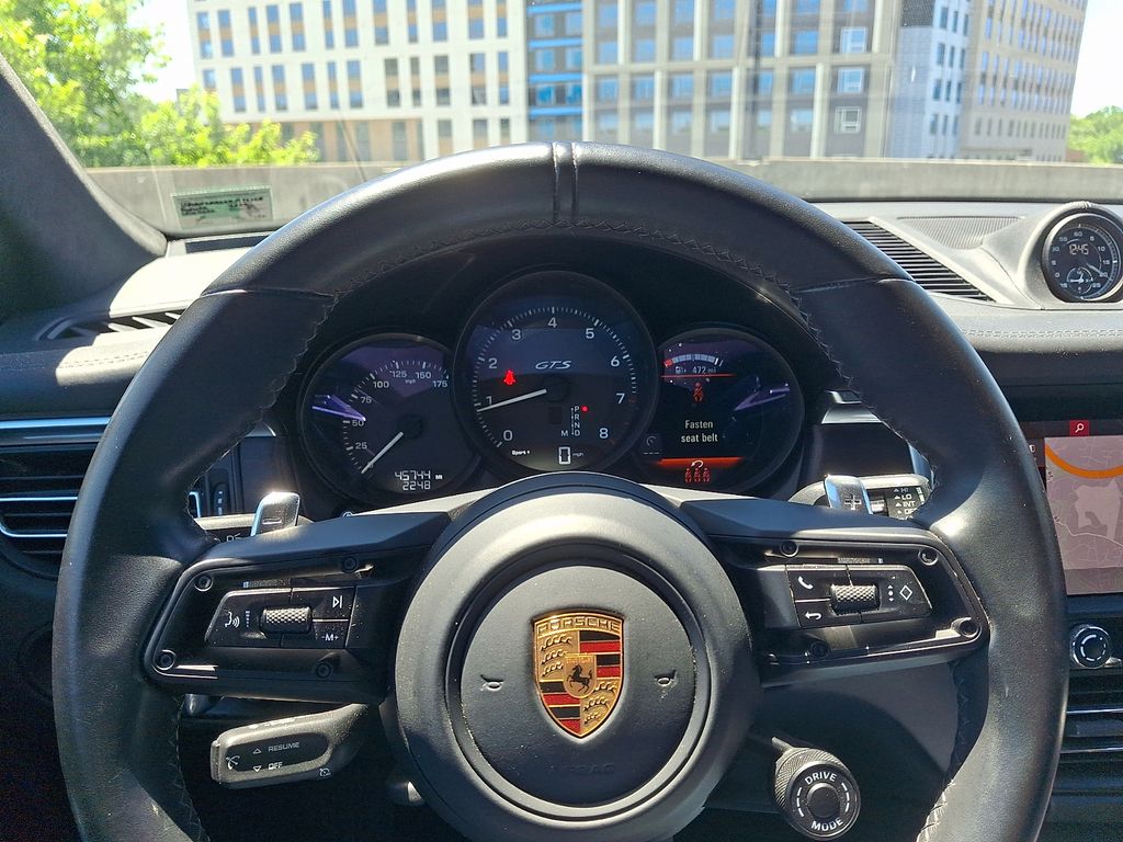 Thumbnail: 2022 Porsche Macan - 22