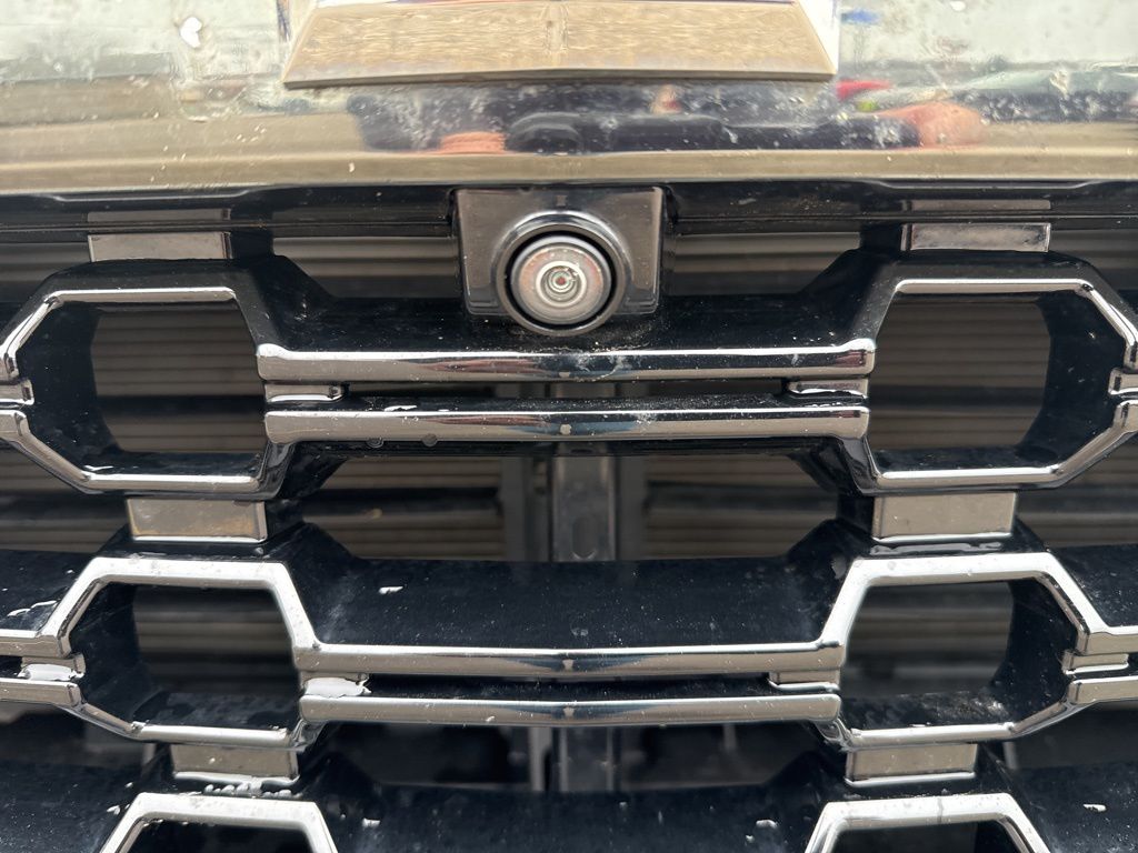 Used 2021 White Chevrolet Z71 image 3