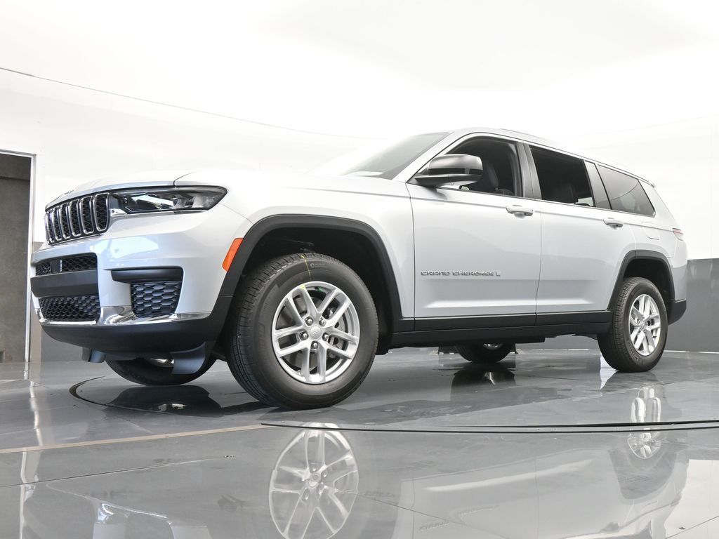 Used 2024 Silver Zynith Jeep Laredo image 47