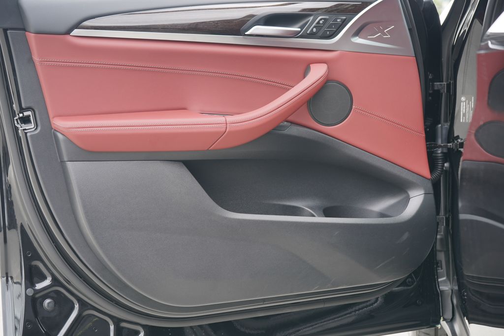 Thumbnail: 2025 BMW X4 - 8