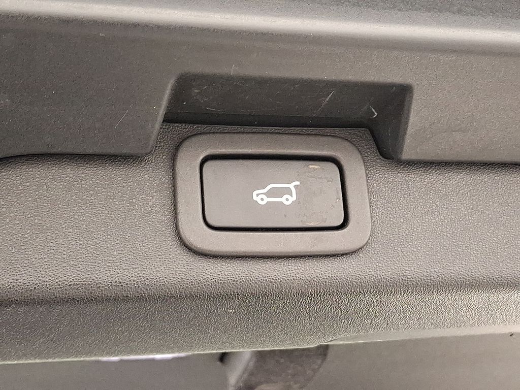 Thumbnail: 2019 Land Rover Discovery - 29