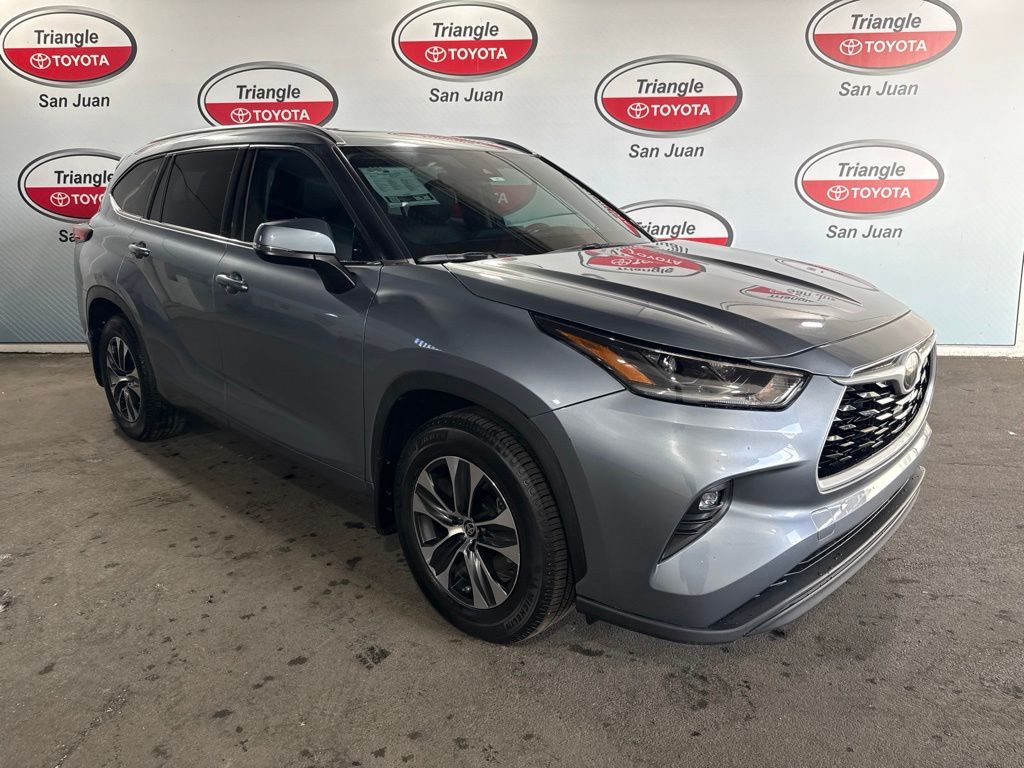 Thumbnail: 2021 Toyota Highlander - 3