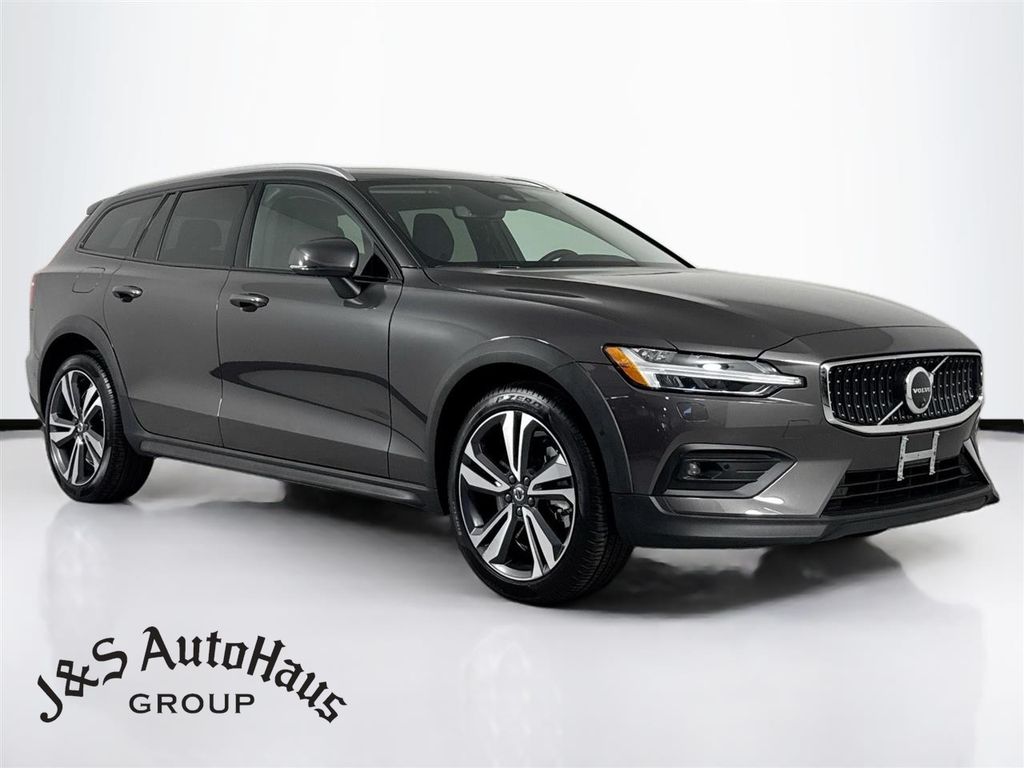 2025 Volvo V60 Cross Country B5 Plus AWD