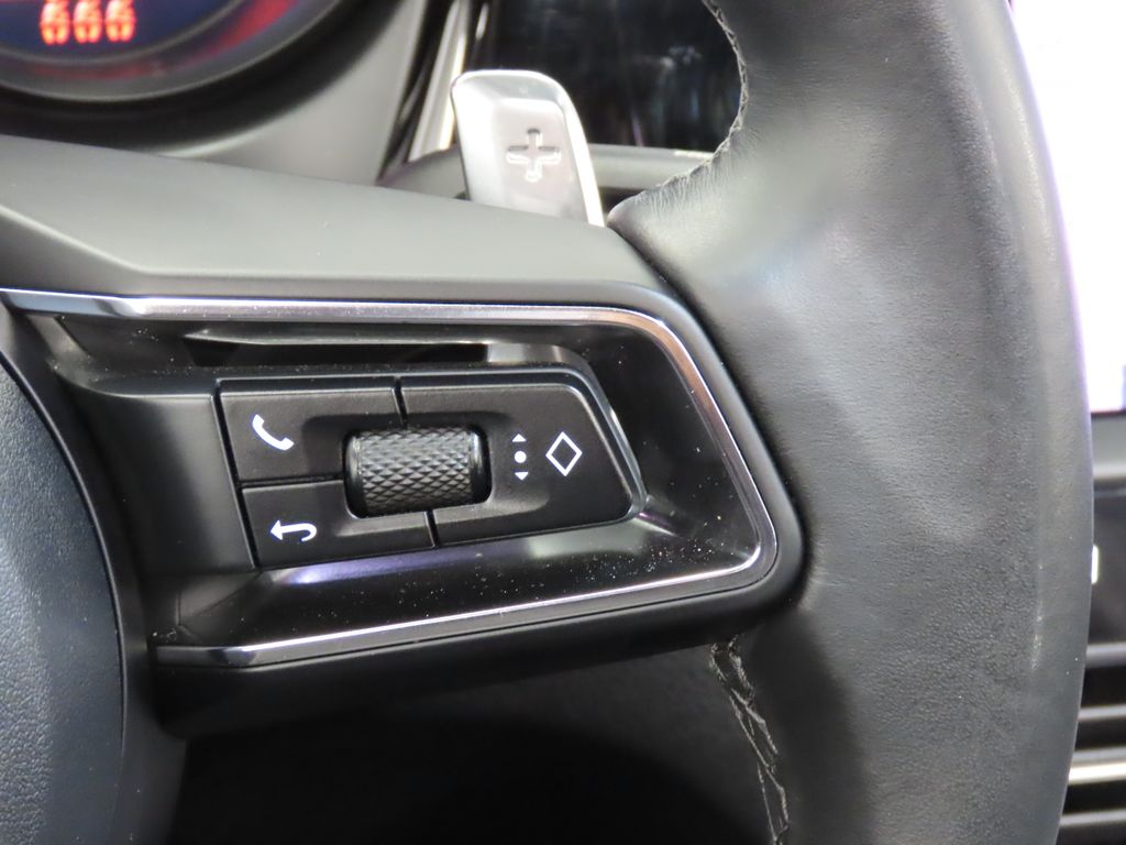 Thumbnail: 2023 Porsche Macan - 21