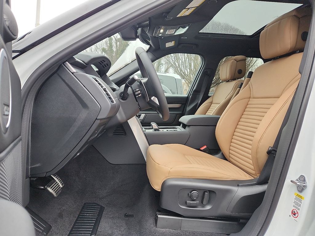 Thumbnail: 2026 Land Rover Discovery - 6