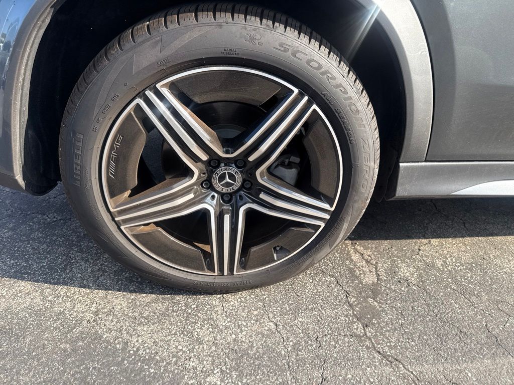 Used 2025 Gray Mercedes-Benz GLE 580 image 10