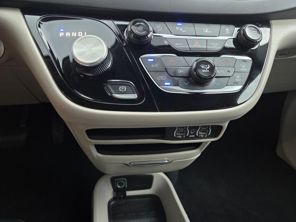 Used 2024 Chrysler Pacifica Van