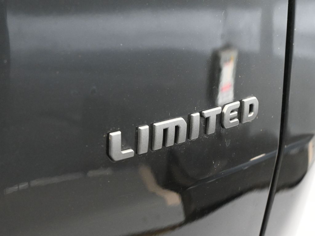 New 2026 diamond black crystal pearlcoat Jeep Limited image 32