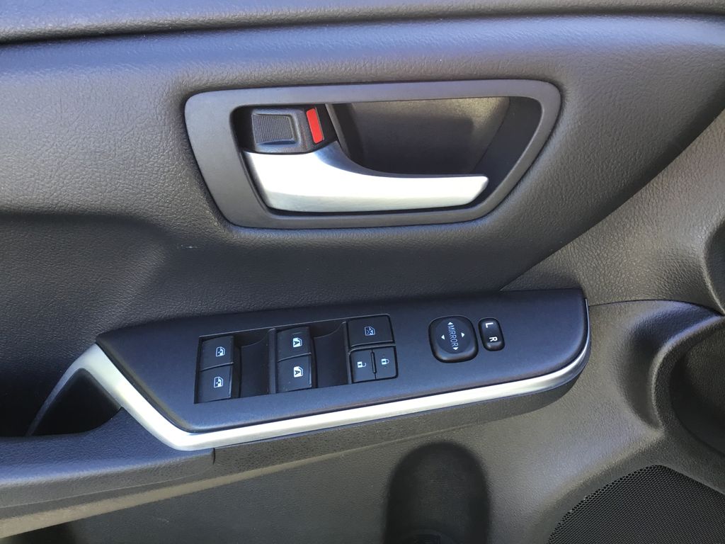 Thumbnail: 2016 Toyota Camry - 18