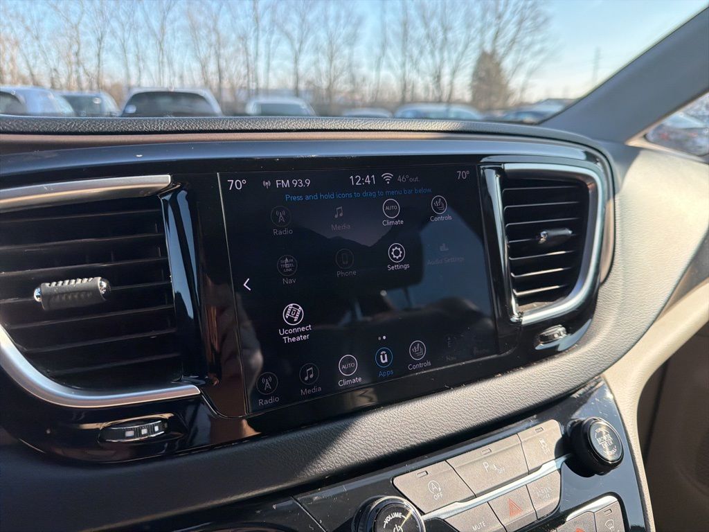 Thumbnail: 2018 Chrysler Pacifica - 31