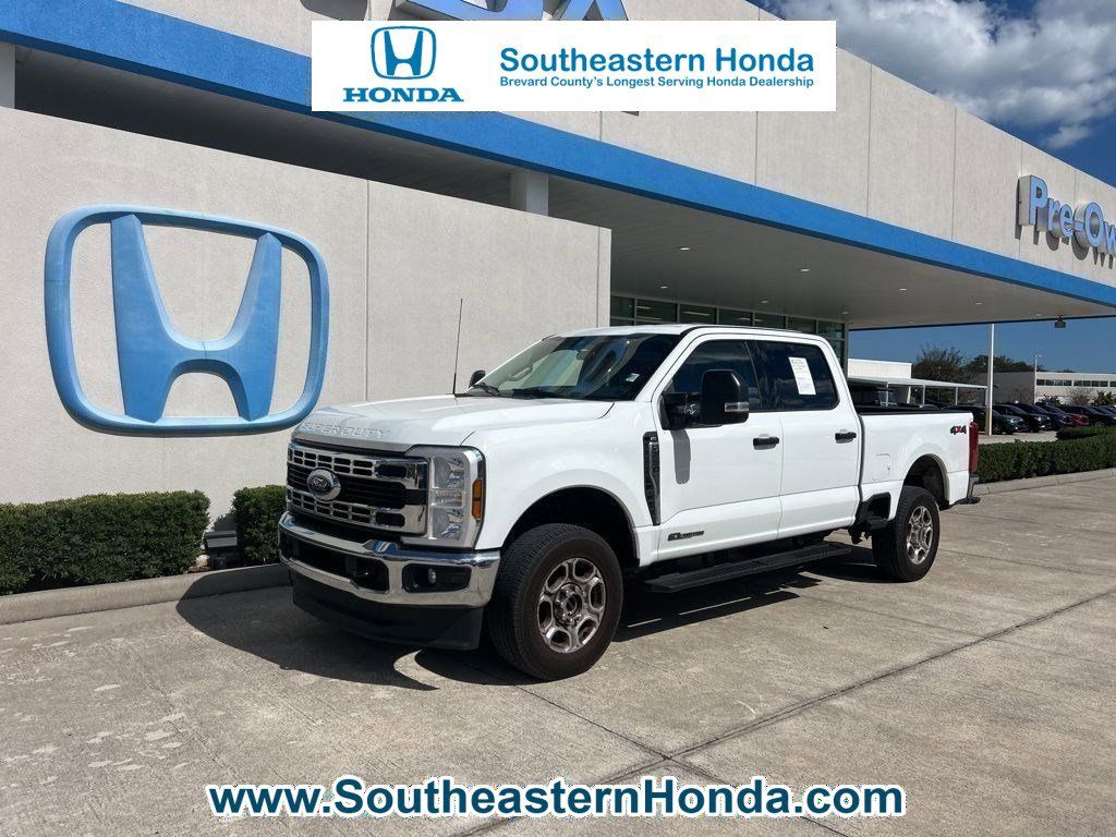 Oxford White 2025 Ford F-250 Super Duty XLT Crew Cab 4WD Pickup Truck Four-Wheel Drive Automatic