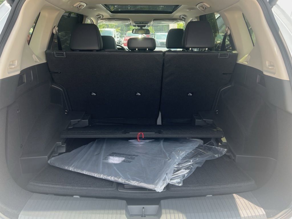 2025 Everest White Pearl/Super Black Nissan Rogue Platinum FWD SUV