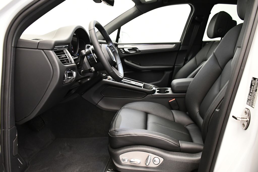Thumbnail: 2026 Porsche Macan - 5