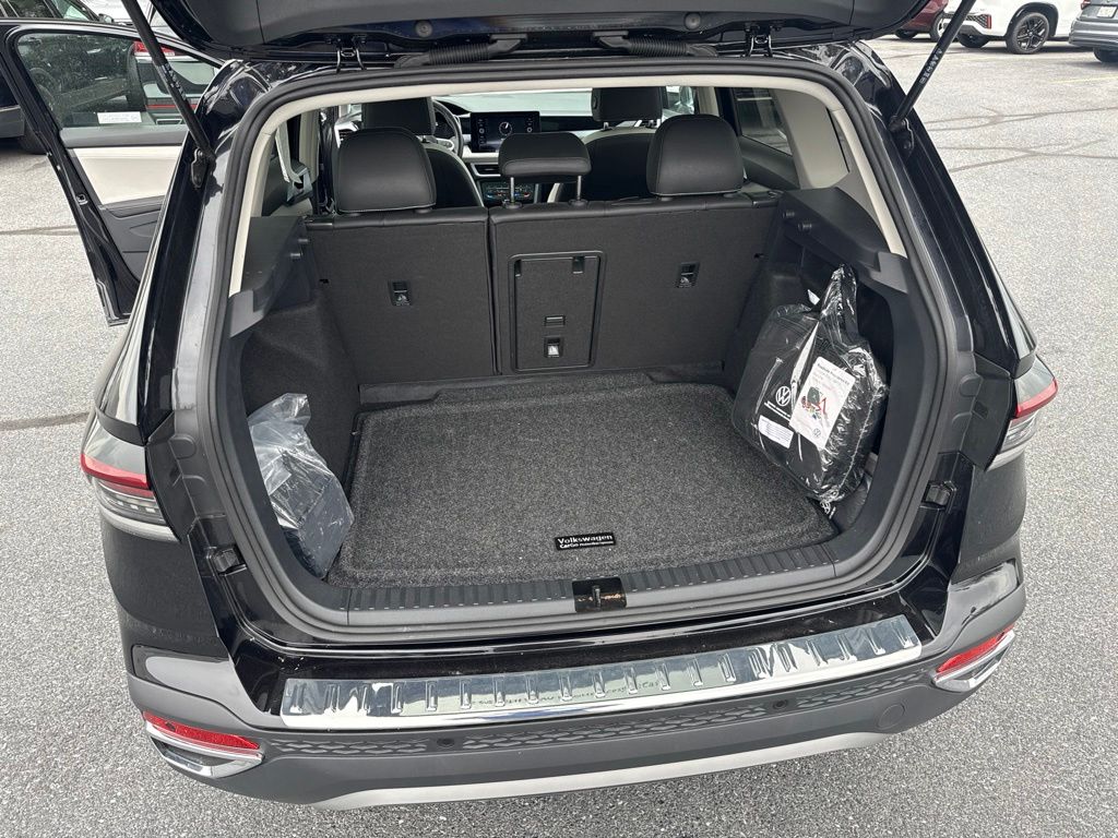 2025 Volkswagen Taos 1.5T SE Black at Sutliff Volkswagen
