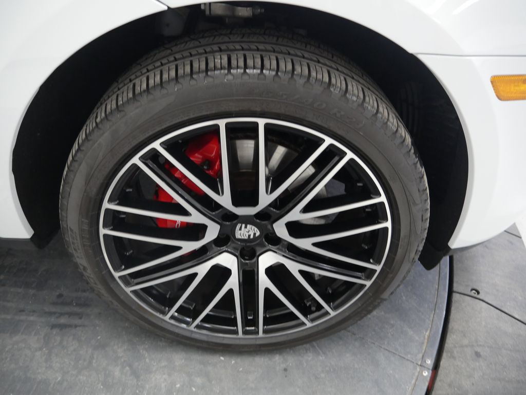 Thumbnail: 2023 Porsche Macan - 16