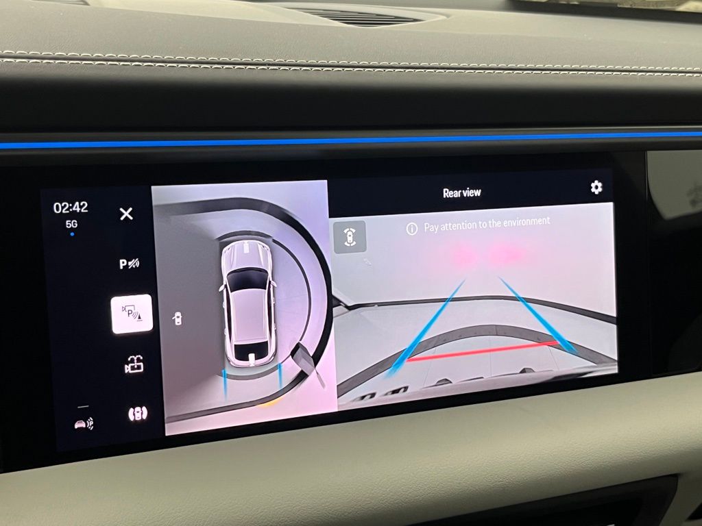 Thumbnail: 2025 Porsche Macan - 18