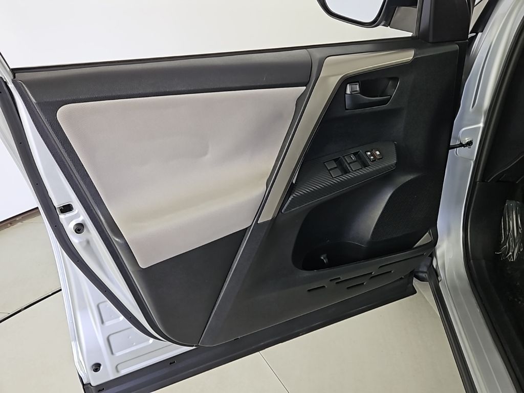 Thumbnail: 2015 Toyota RAV4 - 11