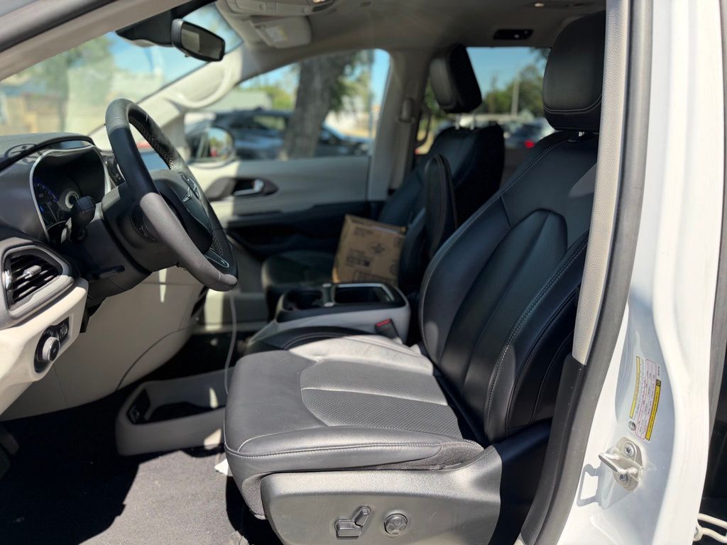 View vehicle photo 5