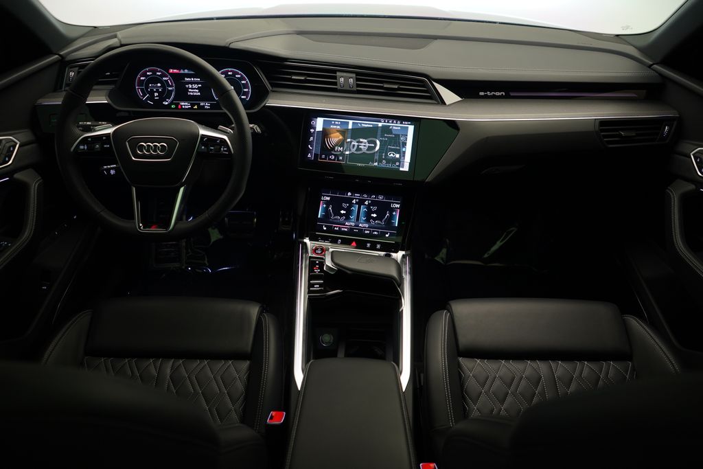 Thumbnail: 2024 Audi SQ8 e-tron - 8