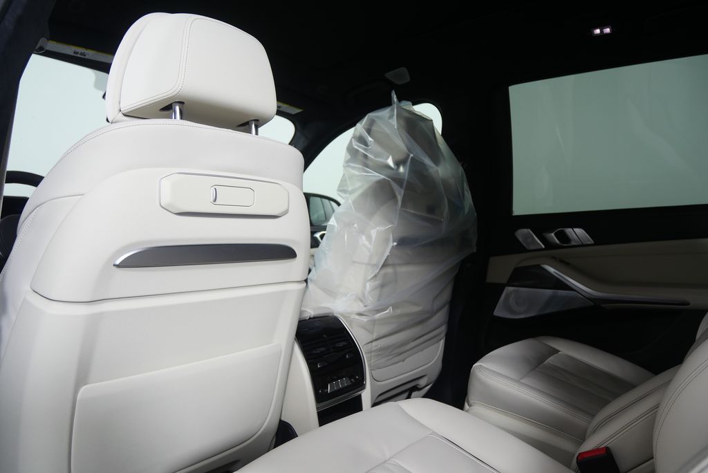 Thumbnail: 2026 BMW X7 - 21