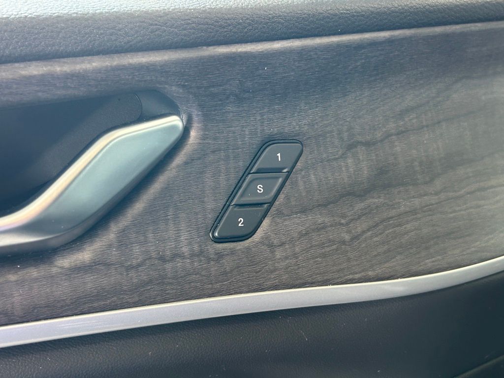 Used 2023 Diamond Black Crystal Pearlcoat Jeep Limited image 44