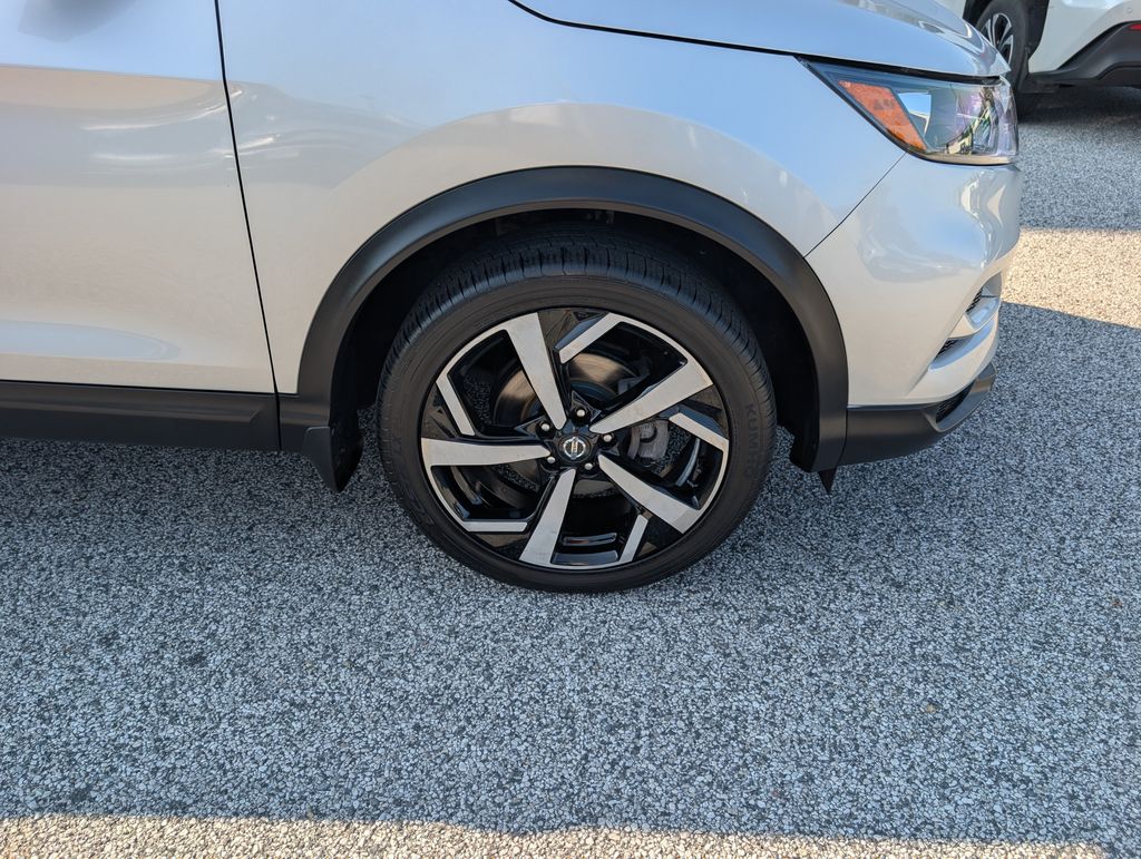 Used 2020 Silver Nissan SL image 25