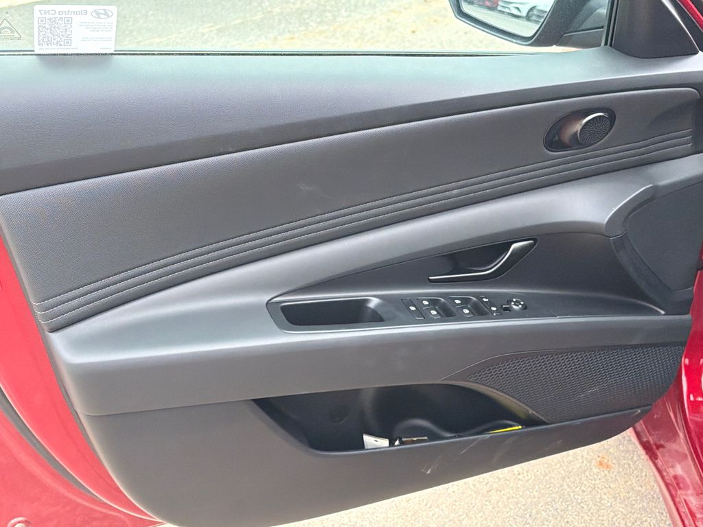 Used 2025 Red Hyundai SEL Sport image 8