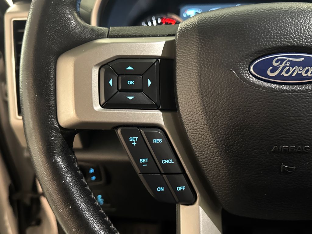 2019 White Platinum Clearcoat Metallic Ford F-150 Lariat 4X4 Truck