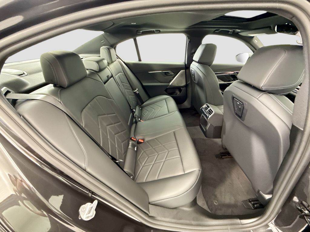 Thumbnail: 2026 BMW i5 - 21