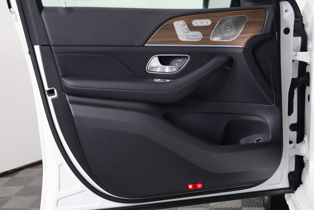 Thumbnail: 2026 Mercedes-Benz GLE - 8