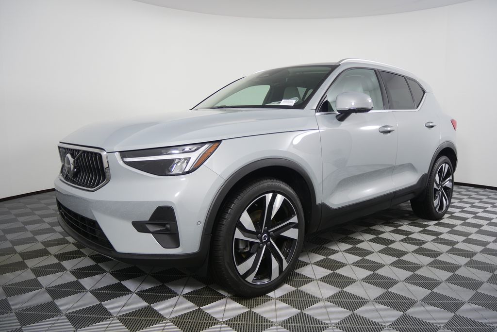 Thumbnail: 2025 Volvo XC40 - 7