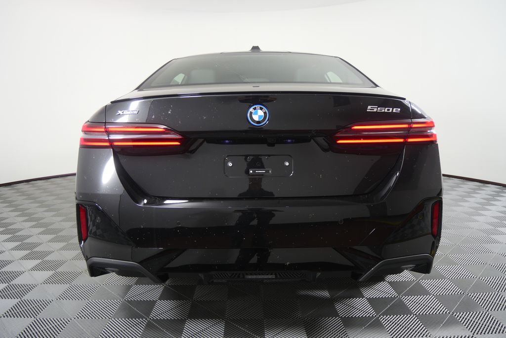 Thumbnail: 2027 BMW 5 Series - 4