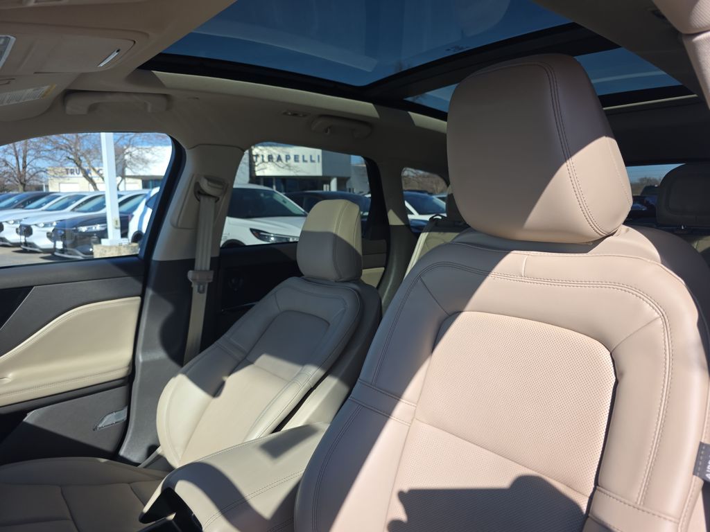 Used 2022 Silver Lincoln Reserve image 18