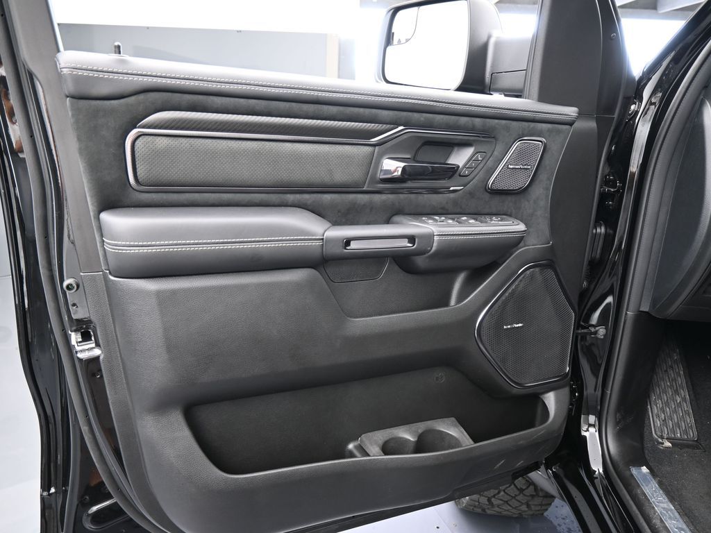 New 2026 Diamond Black Crystal Pearlcoat Ram RHO image 17