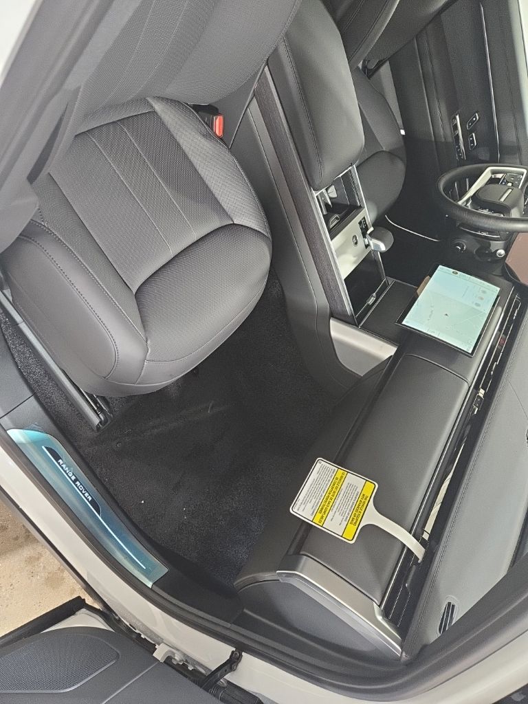 New 2026 White Land Rover P400 SE LWB 7 SEAT image 25