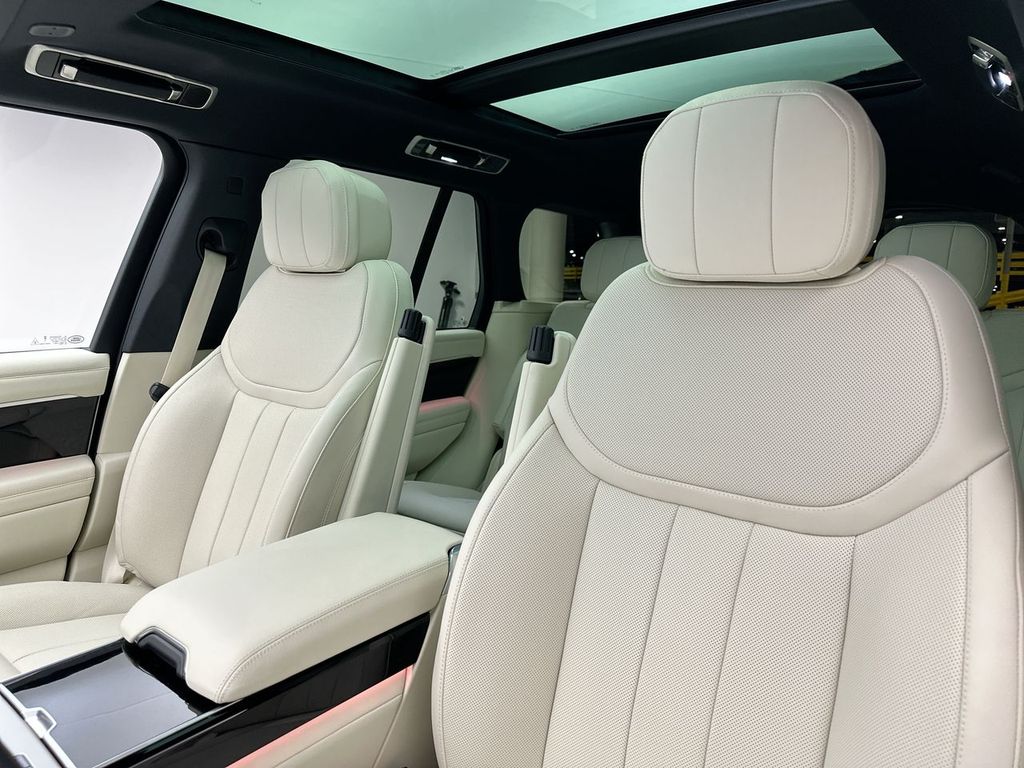 2025 Land Rover Range Rover SE 10
