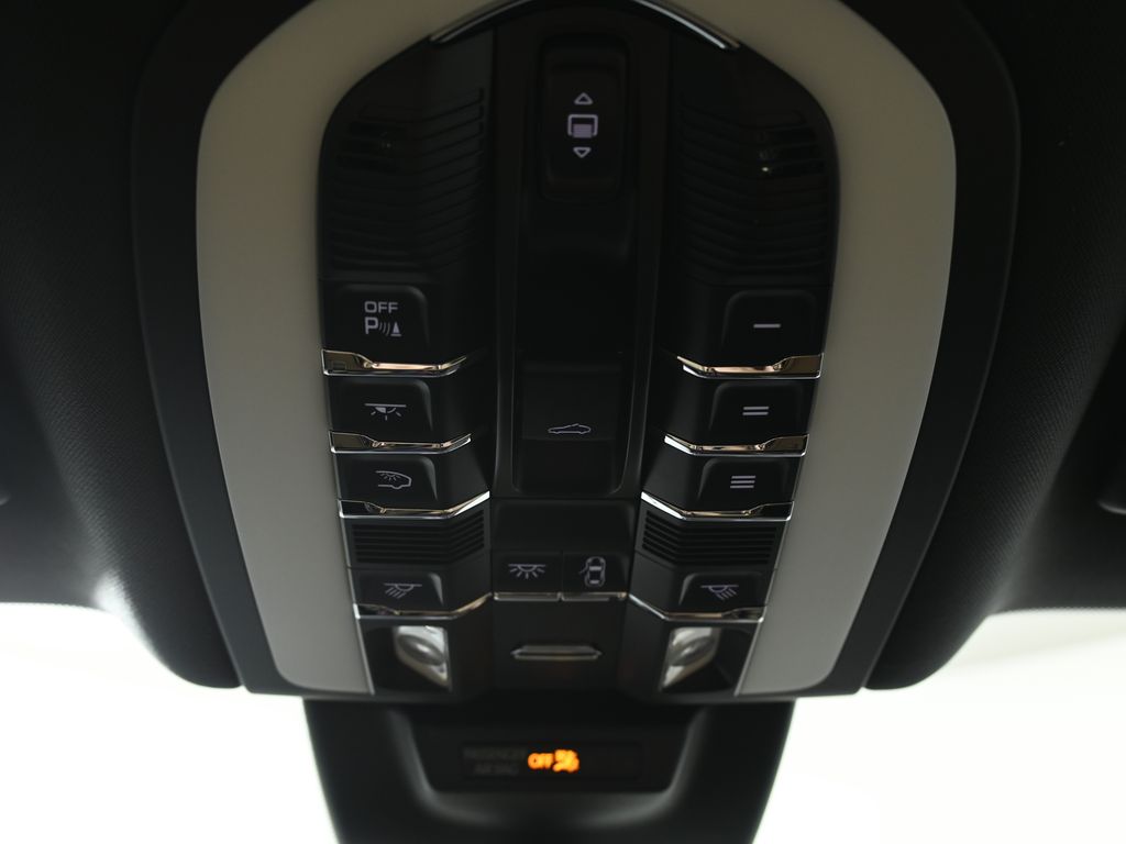 Thumbnail: 2025 Porsche Macan - 21