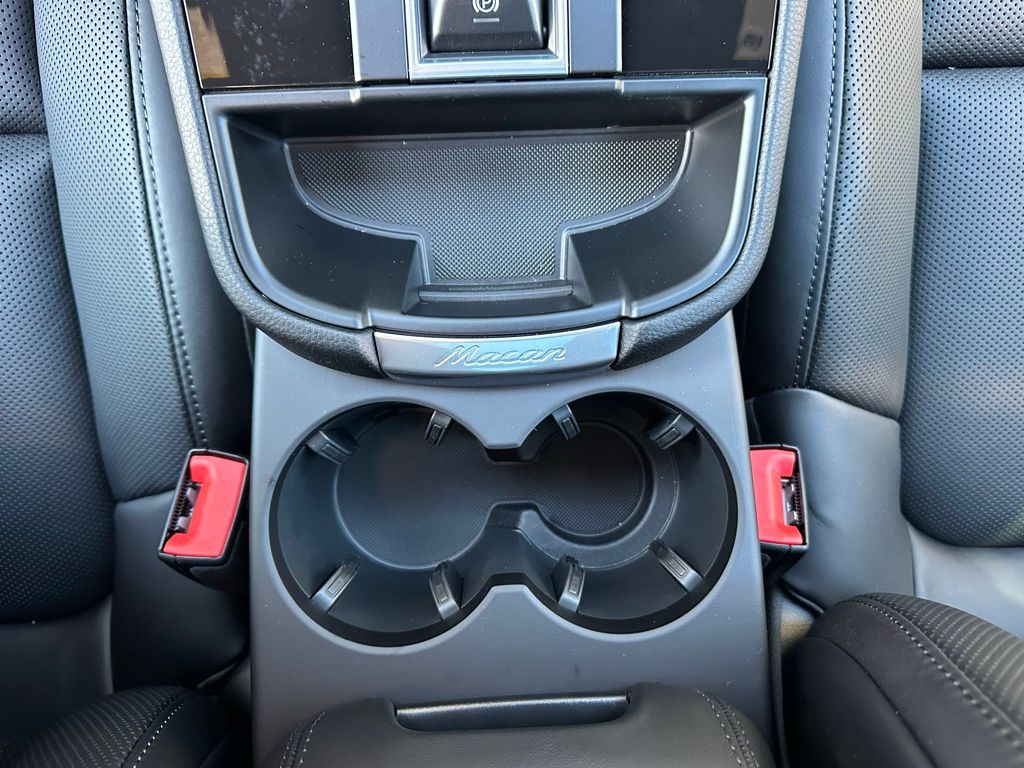 Thumbnail: 2026 Porsche Macan - 25