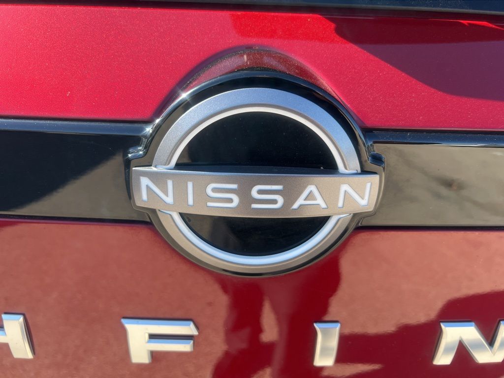 2022 Nissan Pathfinder SV photo