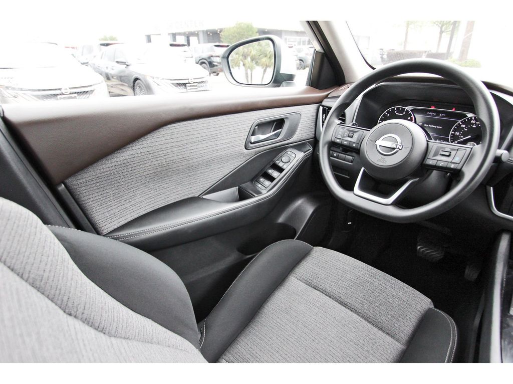 2022 Nissan Rogue SV - 5