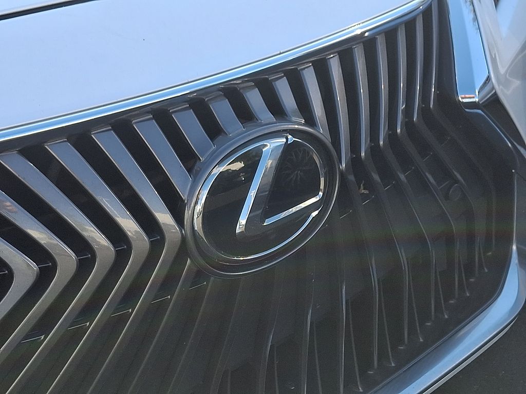 Thumbnail: 2021 Lexus ES - 4