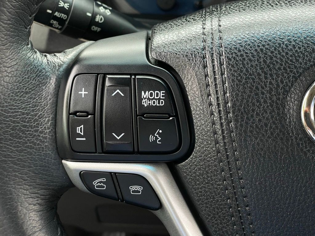 Thumbnail: 2017 Toyota Sienna - 15