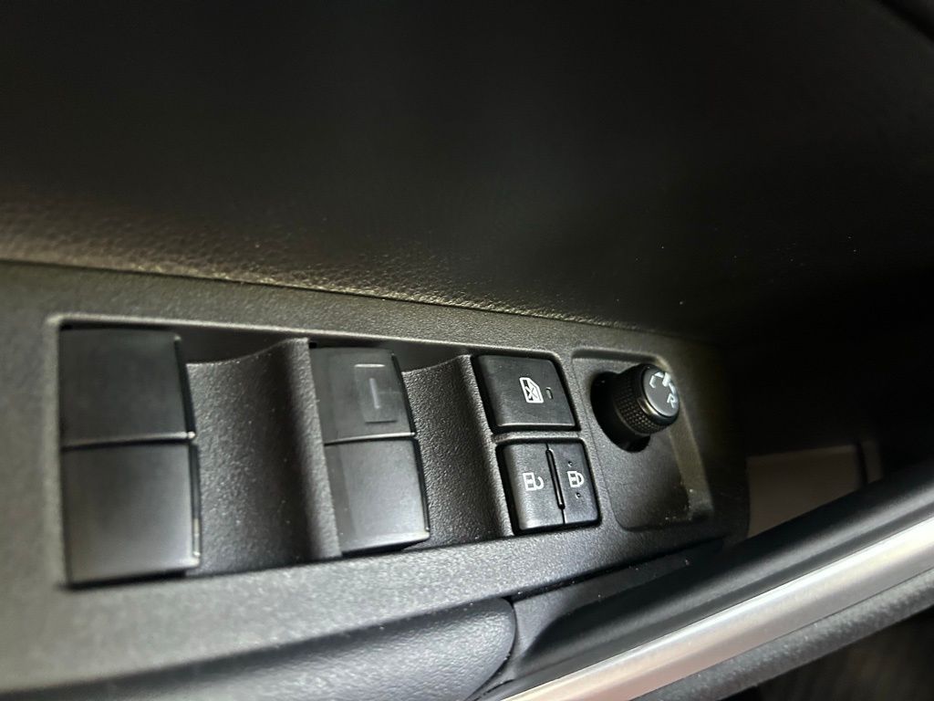 2024 Toyota Corolla Cross LE 27