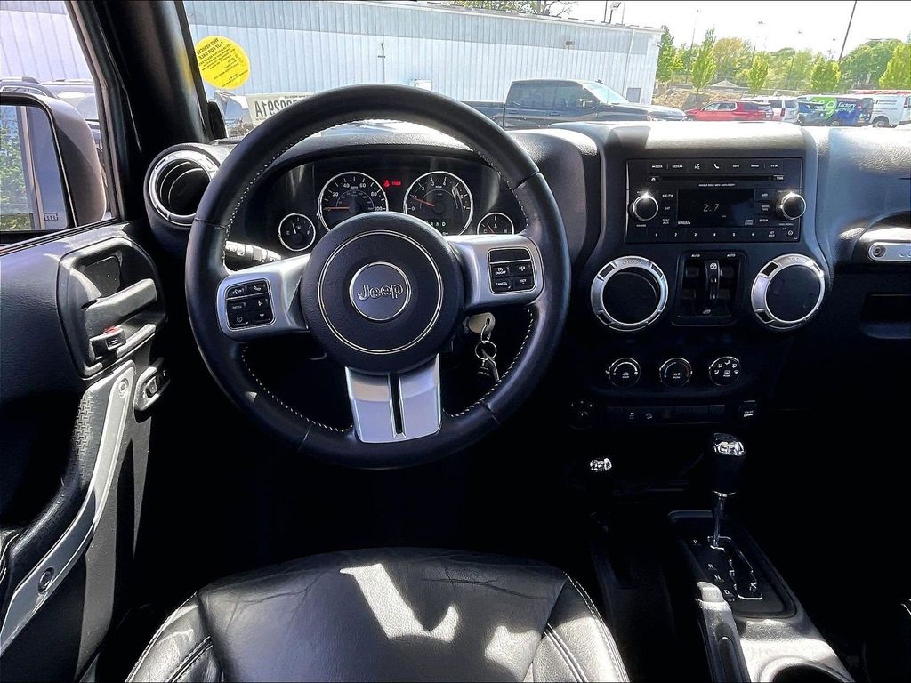 2015 Jeep Wrangler — photo 17