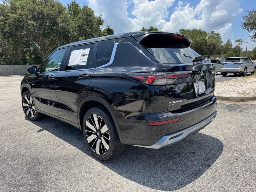 2025 Mitsubishi Outlander SE photo 3