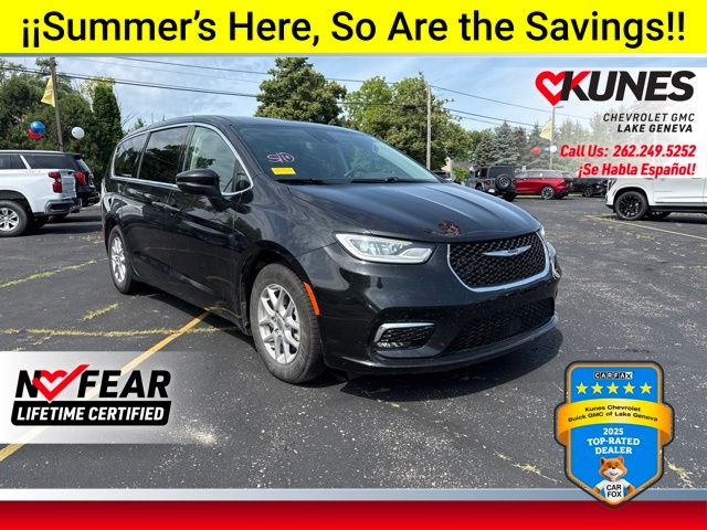 Brilliant Black Crystal Pearlcoat 2023 Chrysler Pacifica Minivan Front-Wheel Drive 9-Speed Automatic